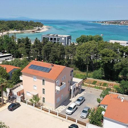 Central Rooms Near The Beach Novalja Exterior foto