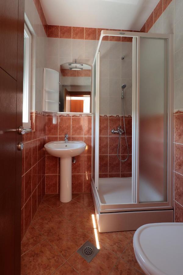 Central Rooms Near The Beach Novalja Exterior foto